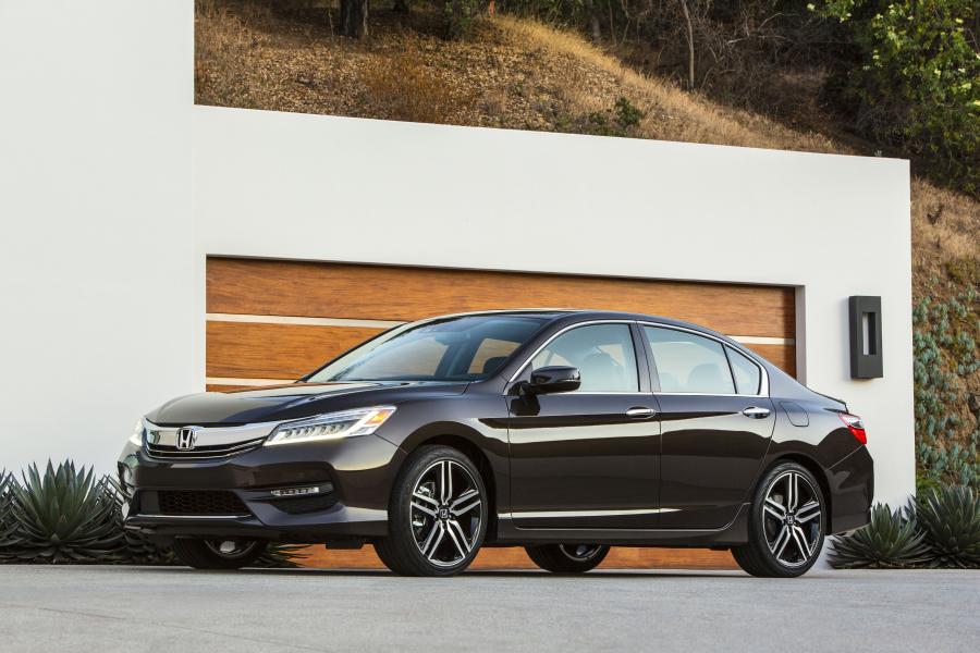  Honda Accord Touring 2016 года  (US) (фото 16 из 33)